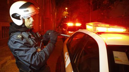 Ein Polizeibeamter bei einer nächtlichen Kontrolle in Teheran, Iran am 9. Zezember 2018.