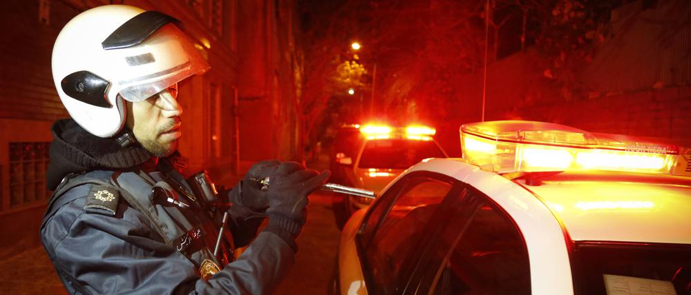 Ein Polizeibeamter bei einer nächtlichen Kontrolle in Teheran, Iran am 9. Zezember 2018.