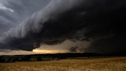 Eine Unwetterfront mit Gewittern zieht über Thüringen und Hessen.