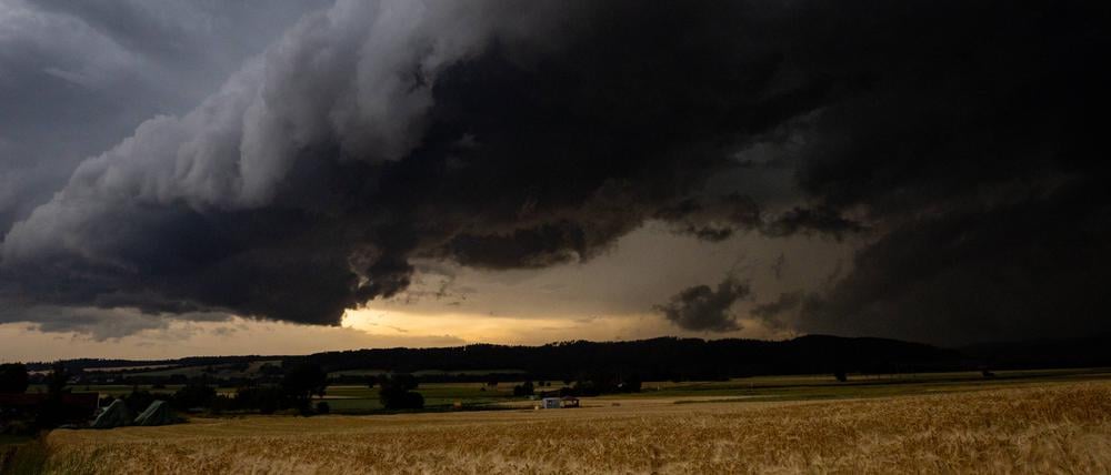 Eine Unwetterfront mit Gewittern zieht über Thüringen und Hessen.