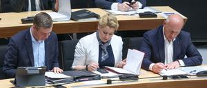 Finanzsenator Stefan Evers (l., CDU), Wirtschaftssenatorin Franziska Giffey (SPD) und Senatschef Kai Wegner (CDU) bei der Plenarsitzung des Berliner Abgeordnetenhauses.