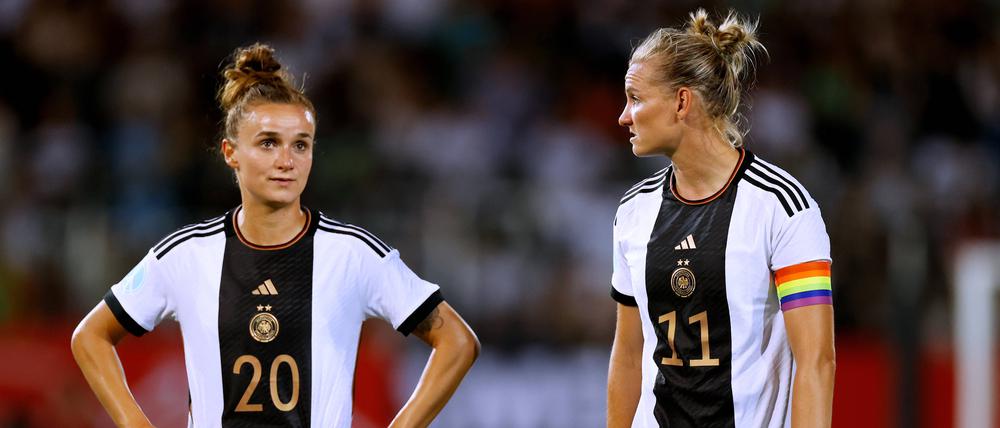 Nach der Niederlage gegen Sambia herrschte etwas Ratlosigkeit bei Deutschlands Lina Magull (li.) und Alexandra Popp.