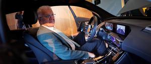 Winfried Kretschmann (Bündnis 90/Die Grünen), Ministerpräsident von Baden-Württemberg, sitzt in einem Mercedes EQC.