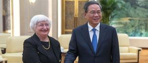 Janet Yellen, Finanzministerin der USA, und Li Qiang, Ministerpräsident von China, bei einem Treffen in der Großen Halle des Volkes die Hand.