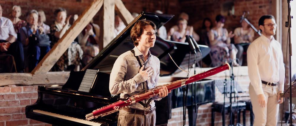 Der Fagottist Theo Plath und der Pianist Aris Alexander Blettenberg beim Festival "Fliessen" im Spreewald am 8. Juli 2023