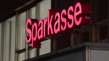 ARCHIV - 18.03.2021, Brandenburg, Potsdam: Der rote Schriftzug «Sparkasse» ist über dem Eingang zur Filiale der Mittelbrandenburgischen Sparkassen neben dem Staudenhof zu sehen. (zu dpa: «Grüne wollen schärfere Vorgaben für Sparkassen prüfen») Foto: Soeren Stache/dpa-Zentralbild/dpa +++ dpa-Bildfunk +++