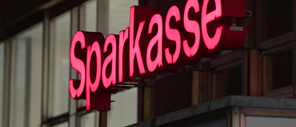 ARCHIV - 18.03.2021, Brandenburg, Potsdam: Der rote Schriftzug «Sparkasse» ist über dem Eingang zur Filiale der Mittelbrandenburgischen Sparkassen neben dem Staudenhof zu sehen. (zu dpa: «Grüne wollen schärfere Vorgaben für Sparkassen prüfen») Foto: Soeren Stache/dpa-Zentralbild/dpa +++ dpa-Bildfunk +++
