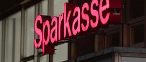  Der rote Schriftzug «Sparkasse» ist über dem Eingang zur Filiale der Mittelbrandenburgischen Sparkassen neben dem Staudenhof zu sehen.