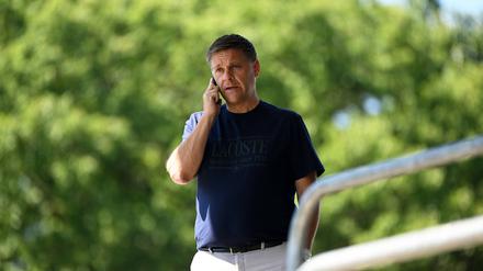 Unions Manager Oliver Ruhnert ist dieser Tage häufig am Telefon zu sehen.