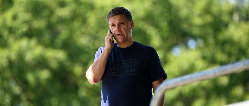 Unions Manager Oliver Ruhnert ist dieser Tage häufig am Telefon zu sehen.