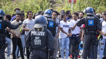 Im Zusammenhang mit dem umstrittenen Eritrea-Festival in Gießen hat die Polizei am Samstag Schlagstöcke und Pfefferspray eingesetzt. 
