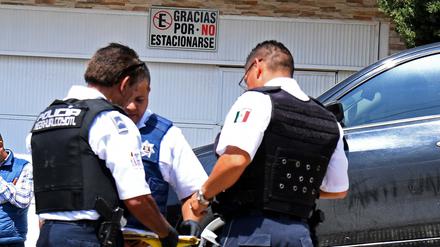 Polizisten ermitteln am 10.07.2018 in Nezahualcóyotl, Mexiko, nachdem die Leichen von sechs Männern in einem geparkten Auto gefunden wurden. 