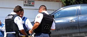 Polizisten ermitteln am 10.07.2018 in Nezahualcóyotl, Mexiko, nachdem die Leichen von sechs Männern in einem geparkten Auto gefunden wurden. 