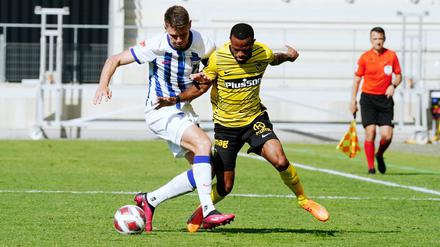 Herthas Linus Gechter (l.) im Zweikampf mit  Elia Meschack von den Young Boys Bern.