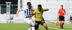 Herthas Linus Gechter (l.) im Zweikampf mit  Elia Meschack von den Young Boys Bern.