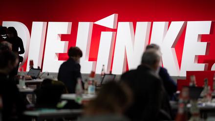 Mitglieder der Parteiführung sitzen beim Online-Bundesparteitag der Linken. 