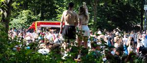 News Bilder des Tages 08.07.2023,Zehntausende Menschen nehmen an der Technoparade - Rave the Planet - teil. Loveparade-Gr√ºnder Dr. Motte ist der Veranstalter. Stra√üe des 17.Juni im Gro√üen Tiergarten. *** 08 07 2023,Tens of thousands of people take part in techno parade Rave the Planet Loveparade founder Dr Motte is the organizer Street of 17 June in the Great Tiergarten