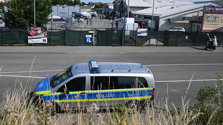Ein Polizeifahrzeug steht an einer Straße vor dem Messegelände. Am Vortag war es am Rande des umstrittenen Eritrea-Festivals zu Ausschreitungen gekommen, mehr als 20 Polizisten wurden verletzt. 