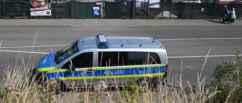 Ein Polizeifahrzeug steht an einer Straße vor dem Messegelände. Am Vortag war es am Rande des umstrittenen Eritrea-Festivals zu Ausschreitungen gekommen, mehr als 20 Polizisten wurden verletzt.