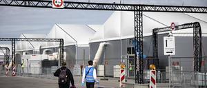 Zelte auf dem ehemaligen Flughafengelände in Tegel.