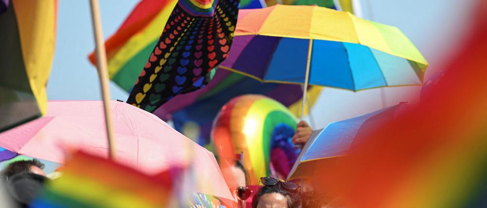 Viele bunte Regenbogenflaggen bei der Demonstration zum Christopher STreet Day in Köln 2023.