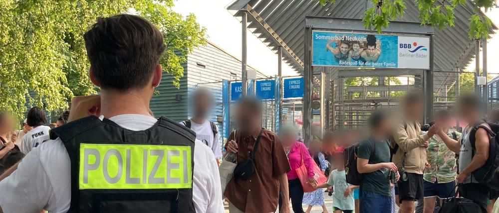 Polizisten stehen vor dem Eingang des Sommerbad in Neukölln. 