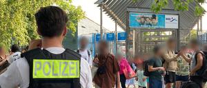 Polizisten stehen vor dem Eingang des Sommerbad in Neukölln. 