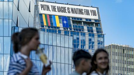 Ein Banner gegen Putin hängt an einem Gebäude in Vilnius.