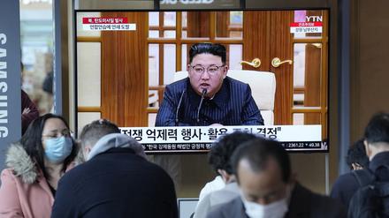 Der nordkoreanische Machthaber Kim Jong Un während einer Nachrichtensendung im Seouler Bahnhof. 