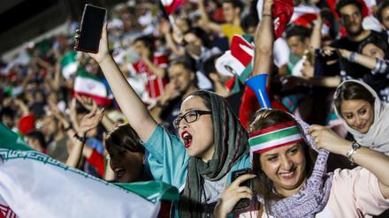 Iranische Frauen im Jahr 2018 beim Public Viewing in Teheran.