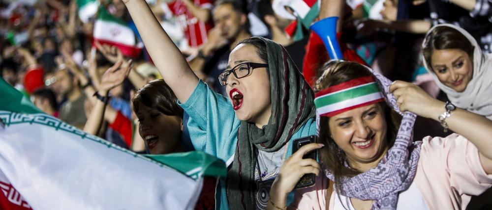Iranische Frauen im Jahr 2018 beim Public Viewing in Teheran.