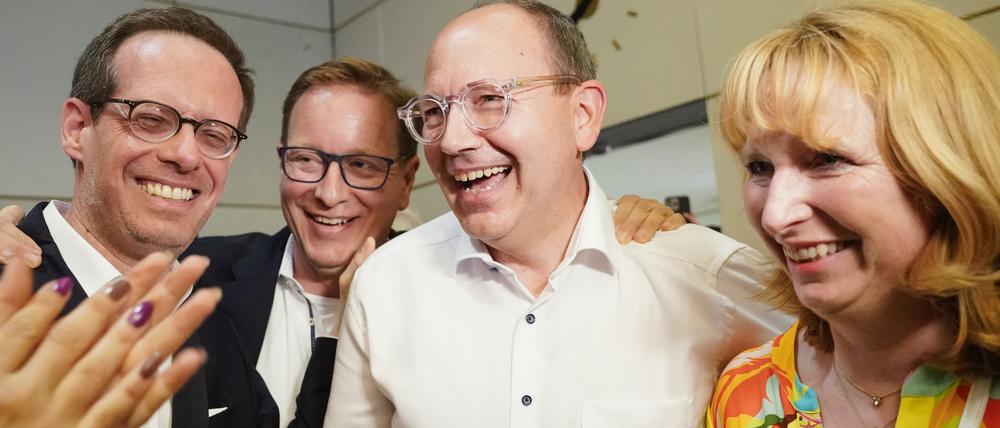 CDU-Kandidat Specht (2.v.r.) feiert seine Wahl zum Oberbürgermeister der Stadt Mannheim.