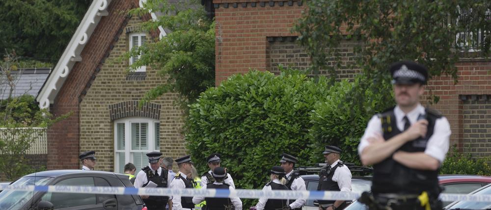 Polizeibeamte errichten eine Absperrung, nachdem ein Auto in ein Grundschulgebäude in Wimbledon gekracht ist.
