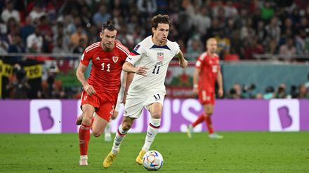 Bei der WM 2022. Aaronson (vorn), verfolgt vom Waliser Gareth Bale.