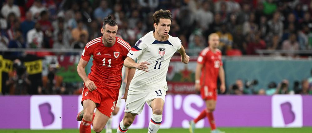 Bei der WM 2022. Aaronson (vorn), verfolgt vom Waliser Gareth Bale.