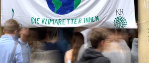 Der Haupteingang des Droste-Hülshoff-Gymnasiums heißt zum Klimaretter:innen-Projekttag willkommen.