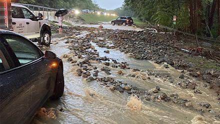 Unterspülte und überflutete Straßen im US-Bundesstaat New York: In mehreren Bezirken sind Straßen gesperrt. Es gibt Berichte von durch die Wassermassen im Auto eingeschlossenen Personen.
