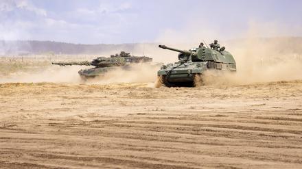 Ein Leopard-Panzer und eine Panzerhaubitze 2000 bei einer Übung Ende Juni in Litauen.