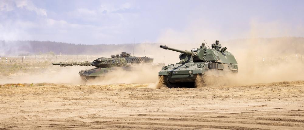 Ein Leopard-Panzer und eine Panzerhaubitze 2000 bei einer Übung Ende Juni in Litauen.