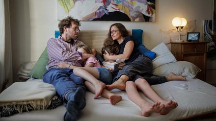 Die Wohnung der Familie ist bunt und fröhlich. Eigentlich passt sie nicht mehr zu ihrem Leben.
