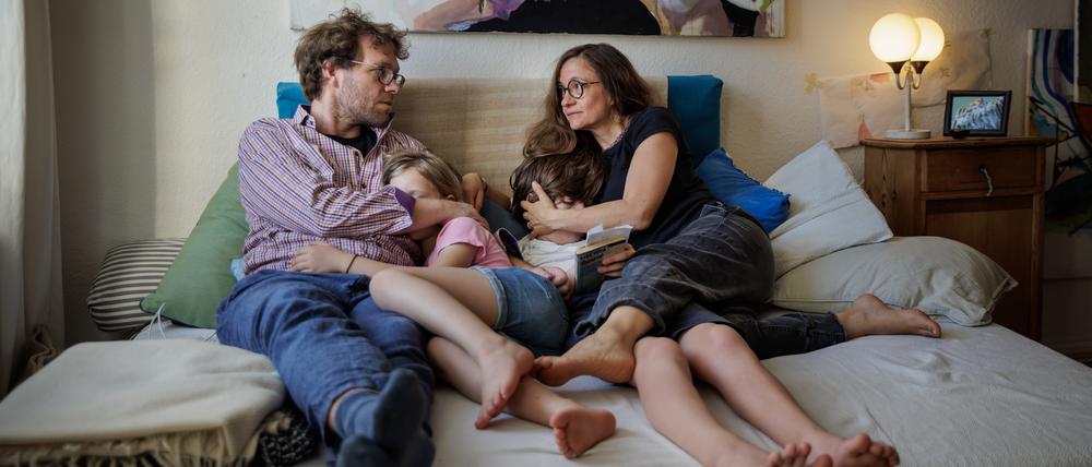 Die Wohnung der Familie ist bunt und fröhlich. Eigentlich passt sie nicht mehr zu ihrem Leben.