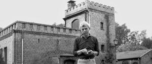 Peter Hacks auf der „Fenne“, seinem Haus in Groß Machnow., in den 1980er Jahren