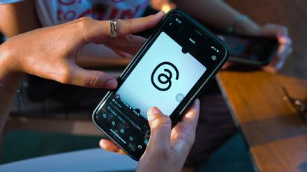 Ein Threads-Logo auf einem Smartphone.