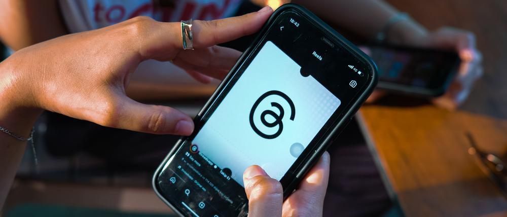 Ein Threads-Logo auf einem Smartphone.