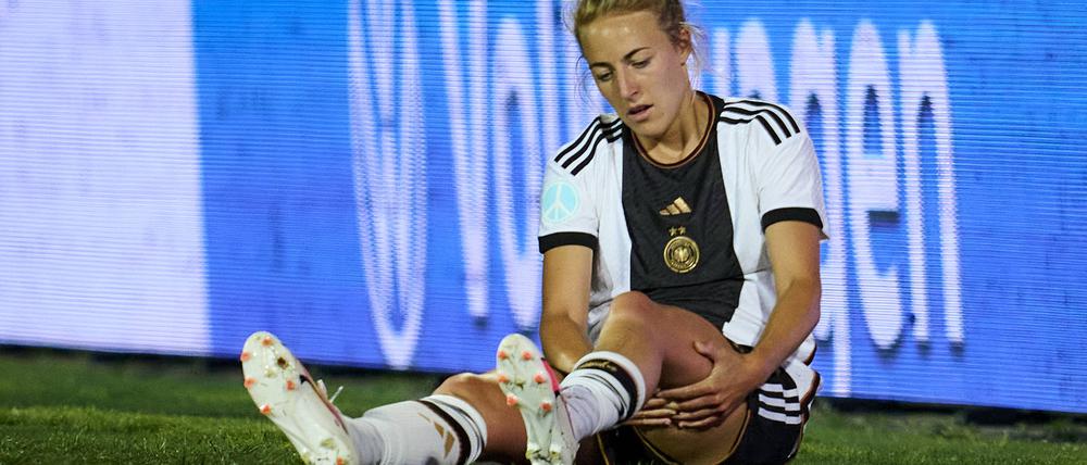 Tragik am Spielfeldrand. Carolin Simon zog sich einen Kreuzbandriss im linken Knie zu. 