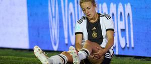 Tragik am Spielfeldrand. Carolin Simon zog sich einen Kreuzbandriss im linken Knie zu. 