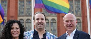Kai Wegner (r, CDU), Regierender Bürgermeister von Berlin, Alexander Scheid (M), Landesgeschäftsführer des Lesben- und Schwulenverbandes (LSVD), und Cansel Kiziltepe (SPD), Senatorin für Arbeit, Soziales, Gleichstellung, Integration, Vielfalt und Antidiskriminierung des Landes Berlin, haben gemeinsam die Regenbogenflagge vor dem Roten Rathaus gehisst. 