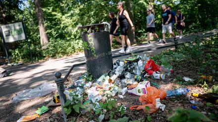 09.07.2023, Berlin: Müll und Flaschen liegen am Sonntagnachmittag im Tiergarten entlang der Route der gestrigen Technoparade «Rave the Planet». Foto: Christoph Soeder/dpa +++ dpa-Bildfunk +++