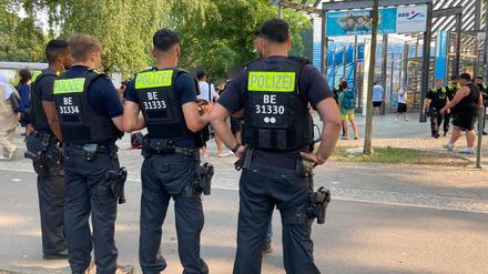 Gesichtert. Polizisten stehen vor dem Eingang des Columbiabads in Neukölln. Immer wieder kam es hier zu Gewalt und Rangeleien. (Archivbild)