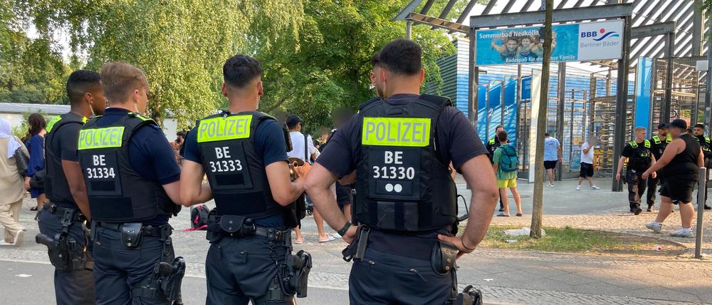Gesichtert. Polizisten stehen vor dem Eingang des Columbiabads in Neukölln. Immer wieder kam es hier zu Gewalt und Rangeleien. (Archivbild)